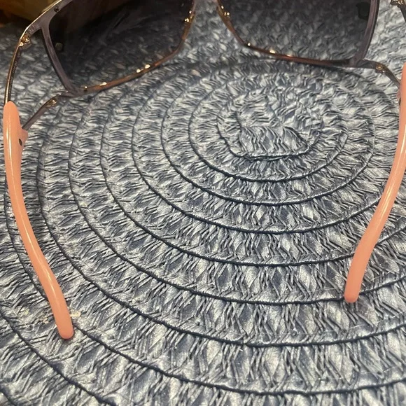 Versace Stylish Pink and Black Sunglasses - Picture 4 of 9